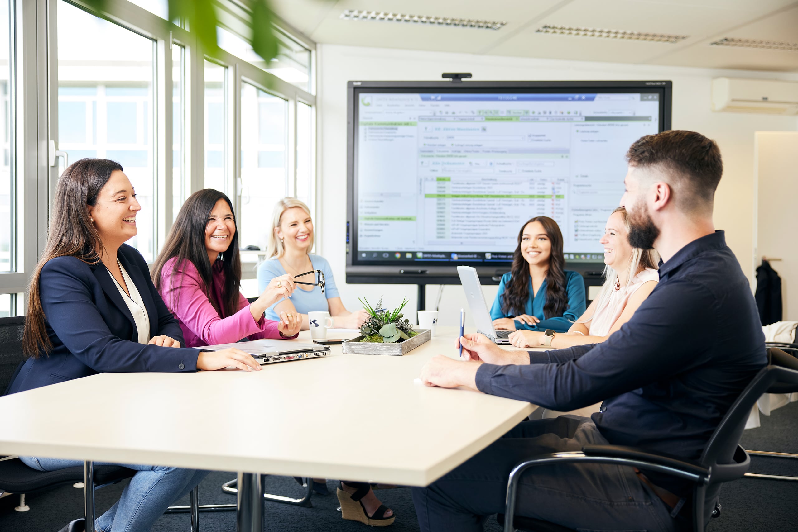 Team-Meeting in modernem Besprechungsraum
