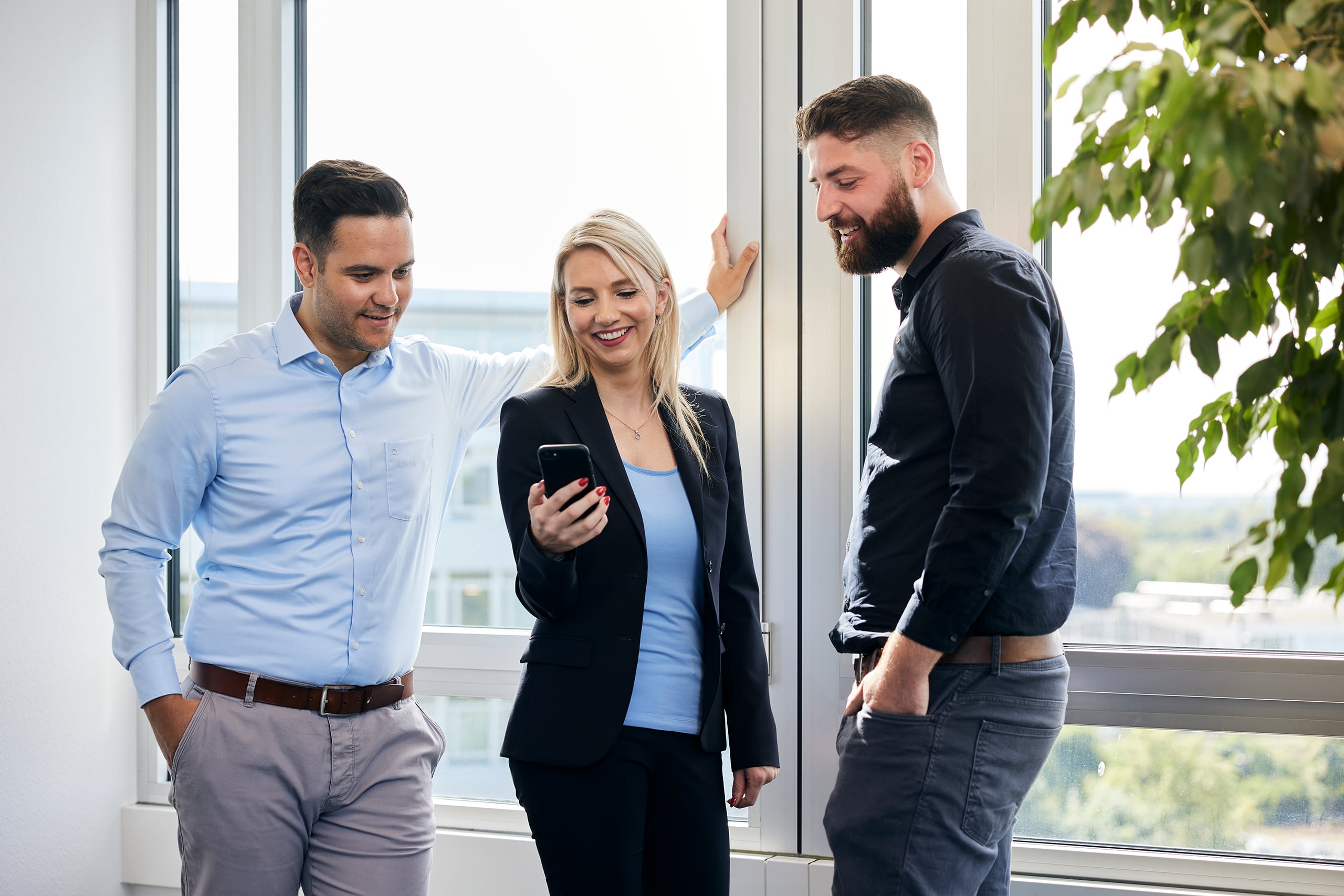 Auszubildende und Betreuer stehen zusammen und reden