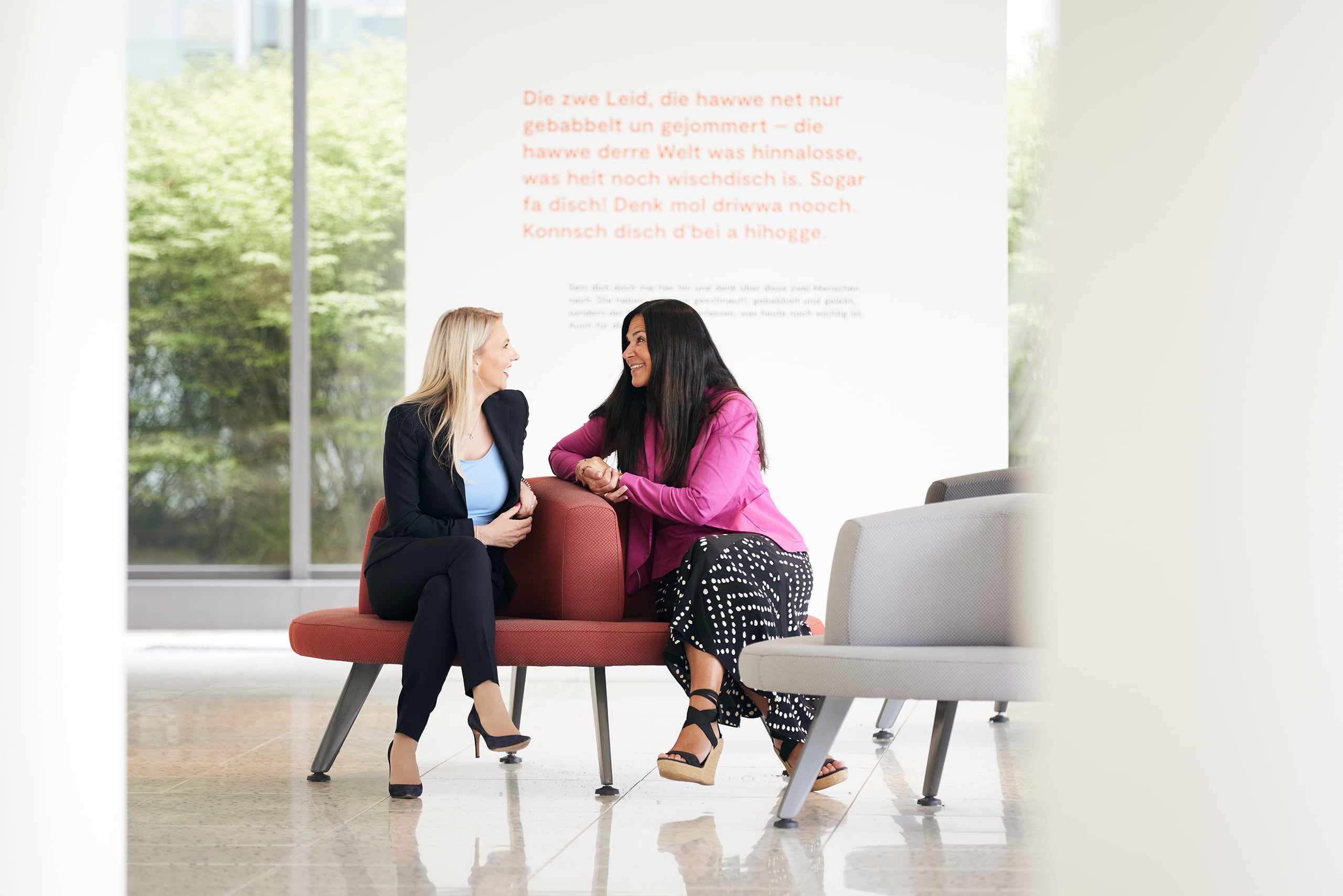 Zwei Kolleginnen sitzen zusammen und reden