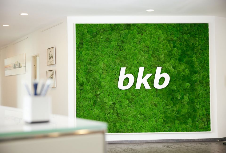 Bürobereich mit Mooswand und bkb-Logo