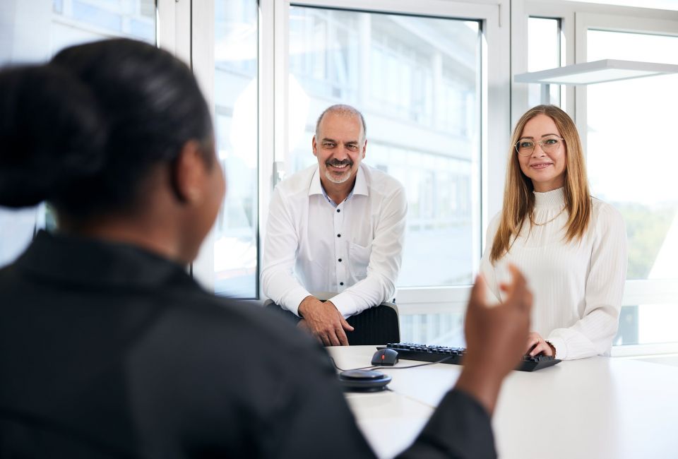 Mehrere Personen in Beratungsgespräch